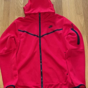 Nike tech tracksuit  - En röd Nike tech fleece tracksuit,strl L på båda men sitter som M, hör gärna av er vid fler frågor:)