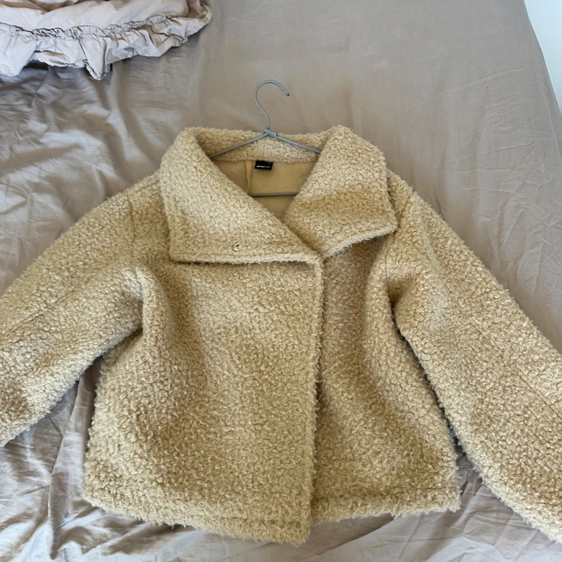 Beige teddyjacka från Ginatricot - 1