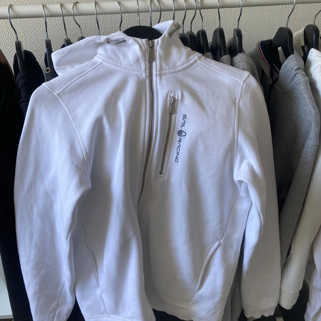 Svart och vit huvtröja från Sail Racing - 2