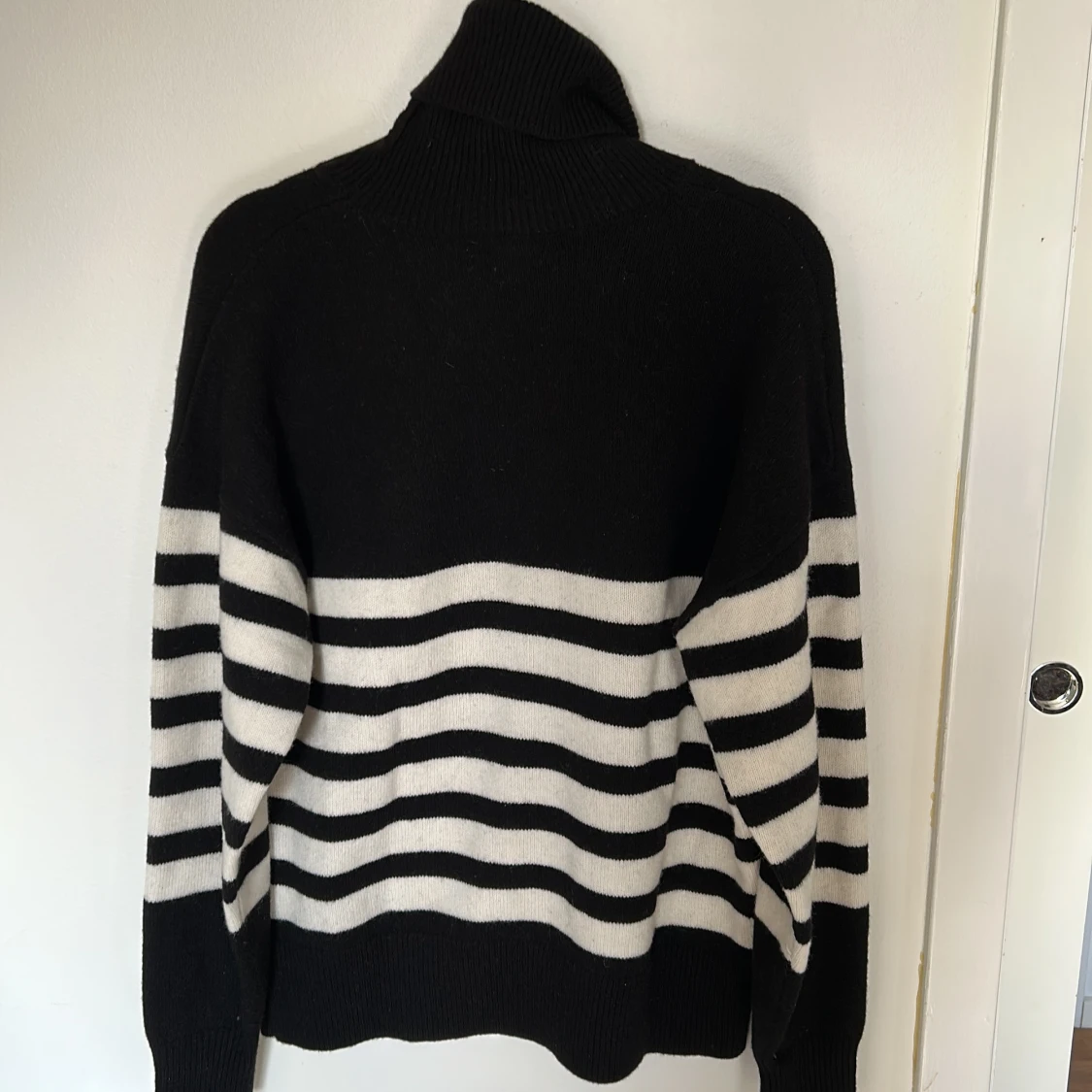 Svart och vit randig polotröja från Lindex - 1