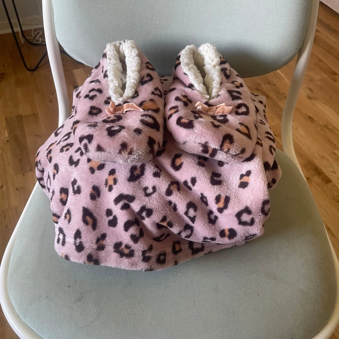 Rosa morgonrock med leopardmönster och matchande tofflor 