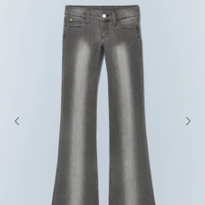 Cheap Monday jeans - Säljer de slutsålda Cheap Monday jeansen i färgen duster grey. De är i storlek 25/32 och nypris är 400kr💕