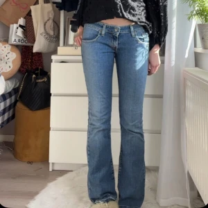 Blå low waisted bootcut jeans - Super fina lågmidjade jeans från Levis🥰 säljer pga att dem inte kommer till användning. Pris kan diskuteras💕