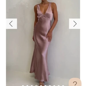 Balklänning  - Kan tänka mig gå ner i pris vid snabb affär! Färgen är dusty pink och klänningen är köp på Billy j. Storlek 10 (M) men passar S. Betalade även tull i beställningen. Se sista sidan för måtten!