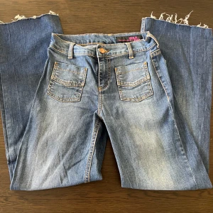 Blå jeans med rak/bootcut modell - Unika snygga jeans som jag säljer då de inte kommer till användning💕