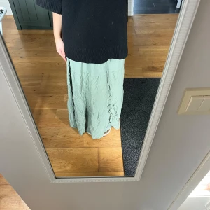 Maxikjol  - Fin grön långkjol som är köpt utomlands. Den är låg i midjan och passar mig som har storlek S. Köpt för 300kr🤍🤍