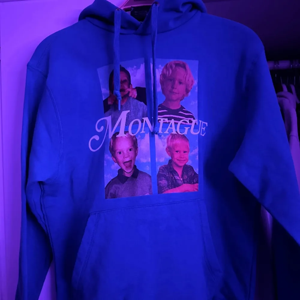 Montague hoodie från Hov1, storlek M och bra skick, osäker på om jag vill sälja men lägg gärna prisförslag(:. Hupparit & Collegepaidat.