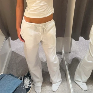 Vita linnebyxor - Säljer mina vita linnebyxor från gina tricot! De är från barnavdelningen men är extra tall så passar de som vanligtvis har storlek S💕