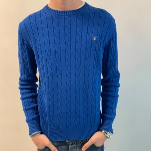 Blå kabelstickad tröja från Gant - Tjena, jag säljer denna snygga kabel stickade tröjan från gant. Tröjan är som ny och har inte använts så mycket. Priset är inte hugget i sten. 