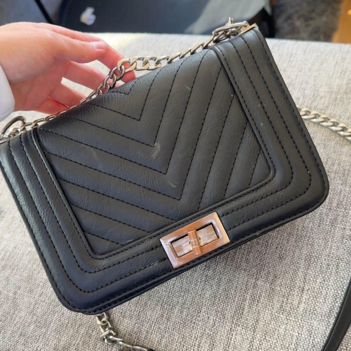 Svart quiltad axelväska - 1