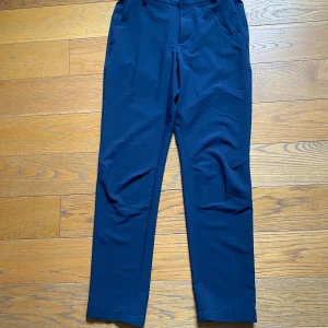 Nike golf Golfbyxor - Endast  provade. Storlek M, 30/32, Slim fit. Dry fit. (Tack vare avancerad Dri-FIT-teknologi transporteras svett effektivt bort från huden för snabb avdunstning, vilket håller dig torr och bekväm genom hela rundan. Det vävda, stretchiga materialet ger en flexibel känsla och följsam passform som låter dig fokusera fullt ut på ditt spel. Den elastiska linningen med en invändig silikonstripe säkerställer att din skjorta håller sig på plats, så du alltid ser välklädd ut. Material: 100% polyester)