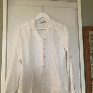 Vit långärmad skjorta - 💗