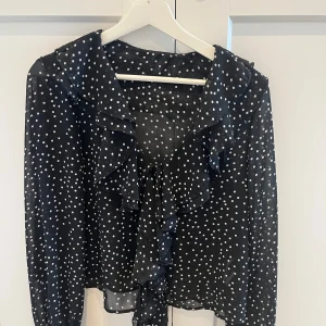 Super söt blus  - Super söt och skön blus. Knappast använd😊