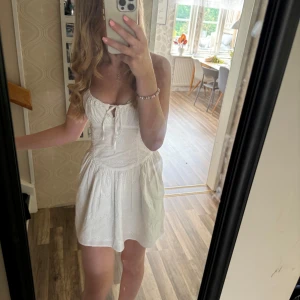 Vit klänning  - Jätte fin vit sommar klänning till student eller midsommar eller bara vanligt. Den har fickor och är bara använd två gånger.  Den är storlek s