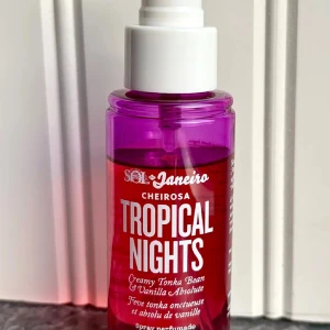Sol de Janeiro Cheirosa Tropical Nights och When in Rio - Två härliga dofter från Sol de Janeiro. 'Tropical Nights' med krämig tonkaböna och vanilj, i en lila flaska. 'When in Rio' med vild bergamott och vanilj, i en rosa flaska. Perfekta för att ge en exotisk touch till din dag.