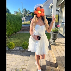 Vit klänning perfekt till studenten - Säljer denna fina sommarklänning perfekt till studenten! Använd 1 gång och i mycket fint skick då jag bytte mellan olika klänningar den dagen! Köpt på h&m förra året, Pris kan diskuteras 🌸