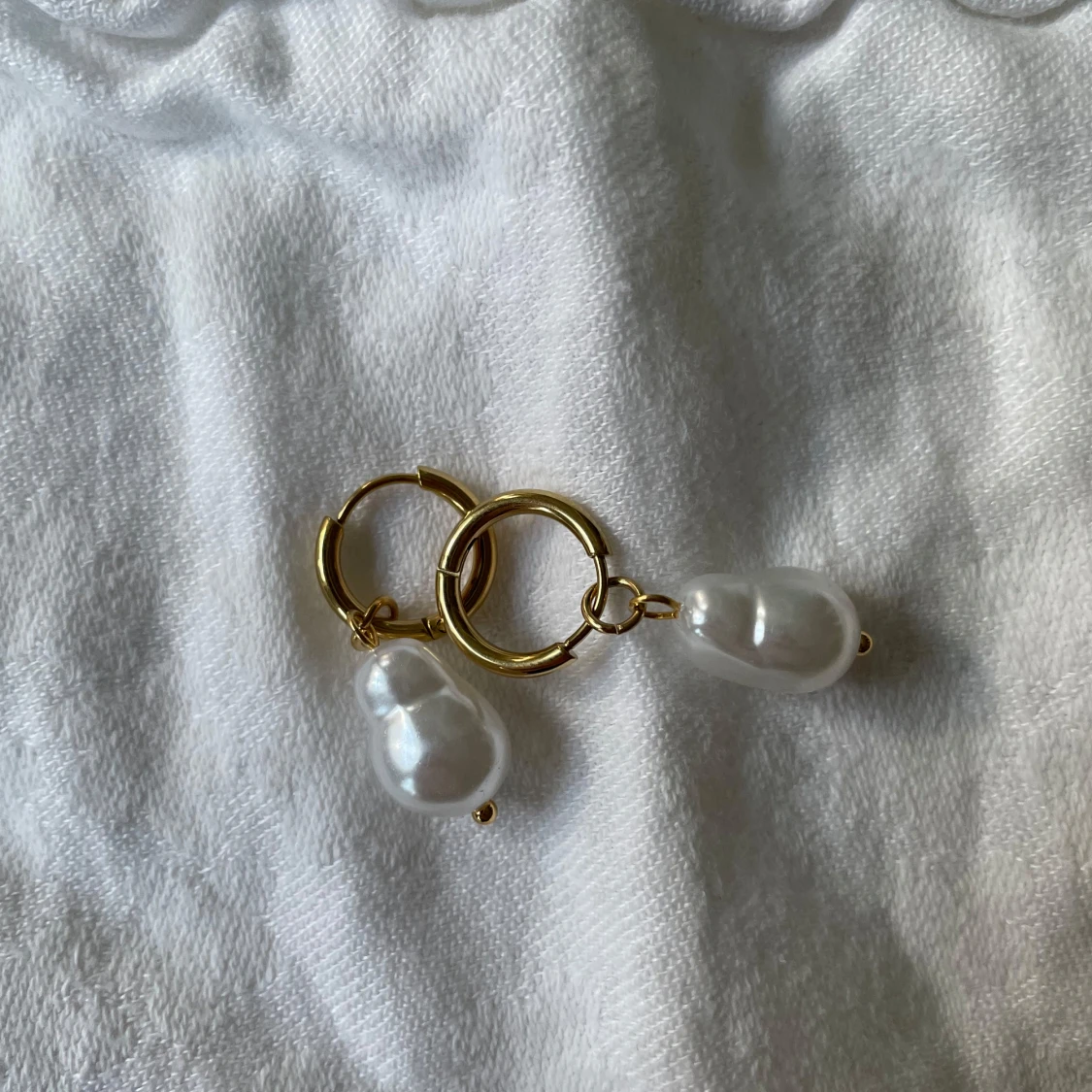 Guldörhängen med pärlor