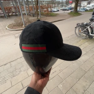 Gucci Keps - Hej, jag säljer en princip en helt ny Gucci canvas baseball hat för ett sjukt bra pris (org. 5650kr). Jag har haft den knappt någon månad och känner att den är för stor och går ej att lämna tillbaka. Storleken är M.  Hör gärna av dig ifall du skulle vara en aning intresserad. 