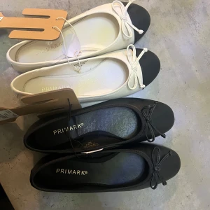 Ballerinaskor från Primark - Säljer stilrena och helt nya ballerinaskor från Primark. Säljs pga fel storlek. Finns i två varianter: helsvarta och vita med svart tå. Båda har en söt rosett på ovansidan. Perfekta för en chic och bekväm look .❤️ säljer båda för 250kr annars en för 150kr