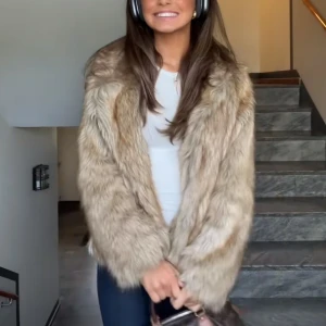 Beige pälsjacka - Trendig beige pälsjacka som passar xs/s