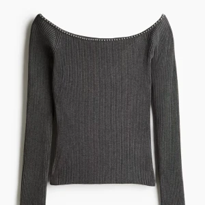 Grå festtopp - Så snygg topp från H&M!! Passar perfekt till finare tillfällen 💕Har aldrig använt den, prislapp kvar!