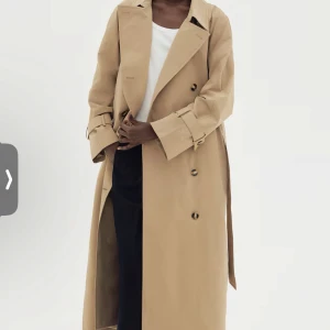 Beige trenchcoat - Snygg beige trenchcoat med klassisk design och knappar framtill. Perfekt för en stilren look❣️ Helt ny 