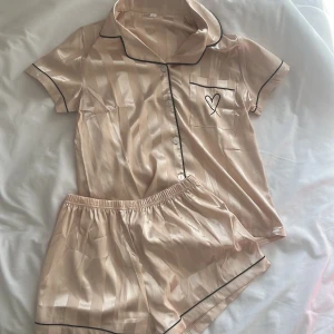 Ett fint, sött pyjamas sett med fina detaljer - En skön pyjamas med fina detaljer och knappar där fram. Stolek s och aldrig använd bara testad! Bra att ha om man ska till någon och vill ha en pyjamas. 