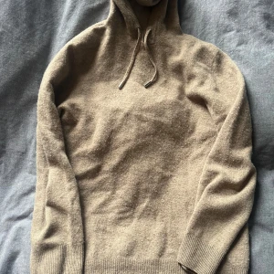 Merinoulls hoodie/kashmir hoodie - Säljer denna tröjan då jag aldrig använder den. Merionoulls hoodie. Färg är beige/brun.
