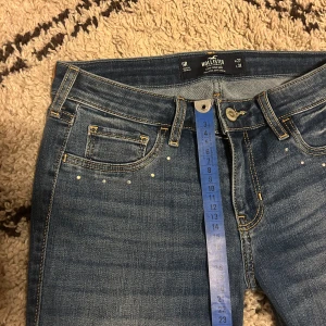 Low Waist Bootcut - Hollister - Säljer dessa jeansen från hollister med låg midja. Jag har sprätt upp sömmen nedtill då dem var för korta men nu passar dem upp till 170cm💕
