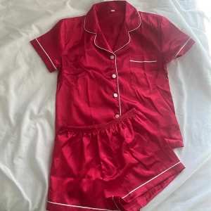 Ett fint, sött pyjamas sett med fina detaljer  - En fin söt pyjamas med fina detaljer och knappar där fram. Stolek s och aldrig använd bara testad! Perfekt att ha med sig till en sleepover! 