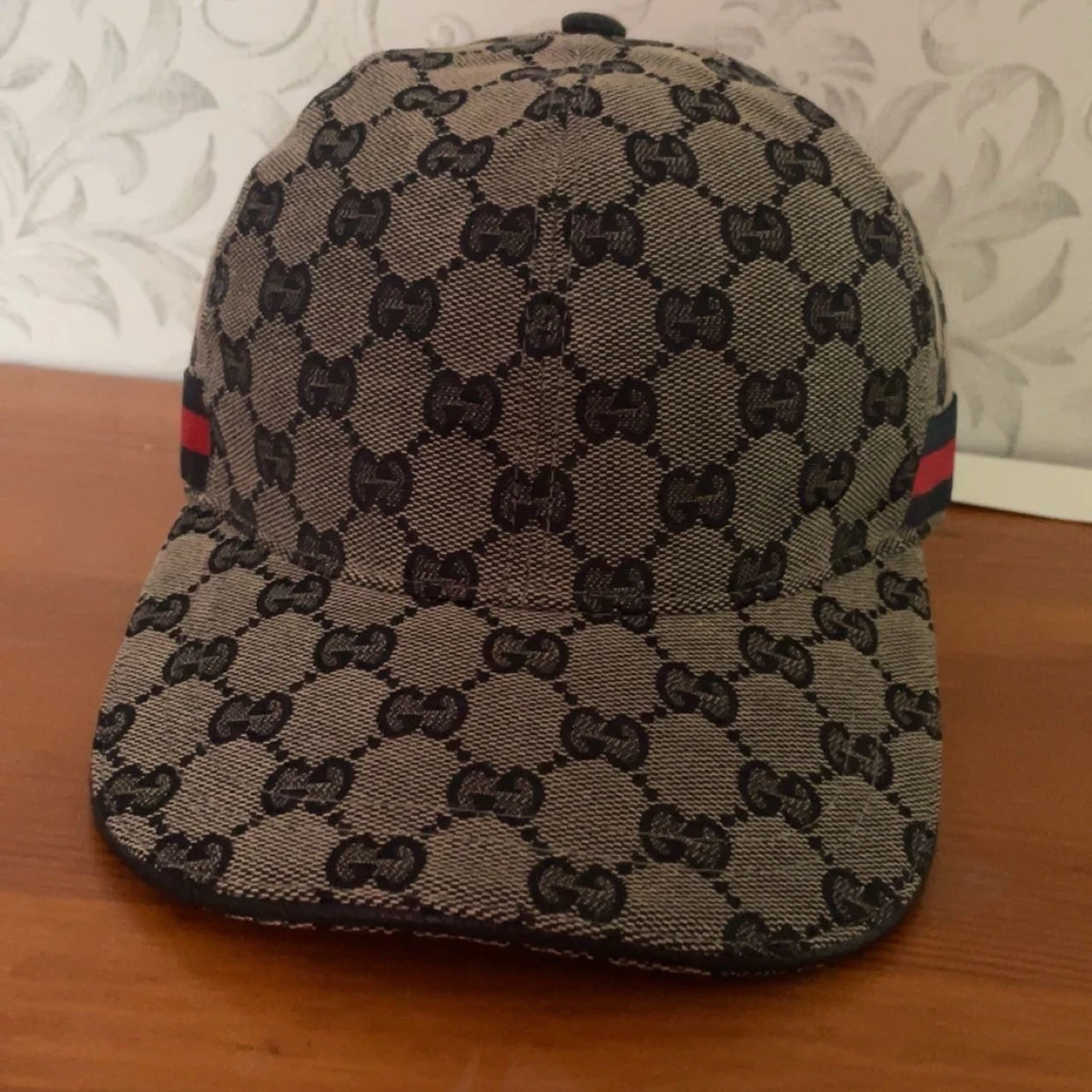 Beige mönstrad keps