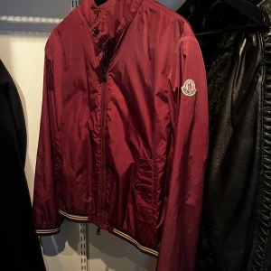 Moncler windbreaker - Moncler jacka i bra skick. Skriv om du har några frågor!