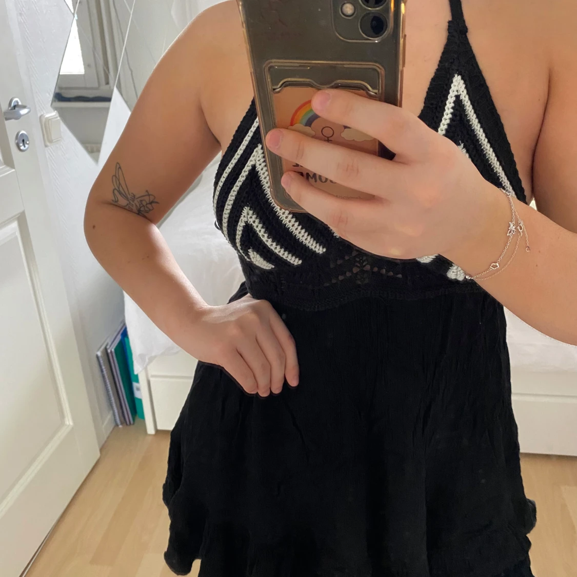 Svart och vit klänning med knytband