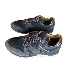Moncler Sneakers  - Moncler Skor. Storlek 39. Som nya. Kommer med box. Pris 1890 finns att köpa på Fashionels.com
