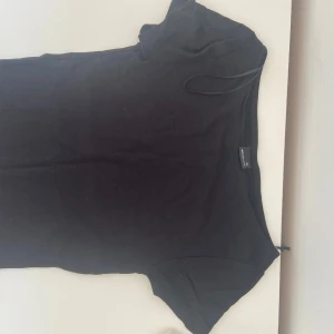 T-shirt  - Boatneck urringning, använd tre gånger. Det är i soft touch materialet från Gina och vet inte om den säljs längre😊