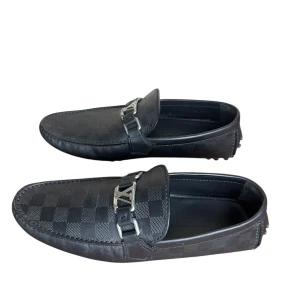 Louis Vuitton Loafers  - Monogram loafers. Storlek 41. Skick 8.5/10 väldigt fina. Pris 2990 kommer med kvitto. Finns att köpa på Fashionels.com