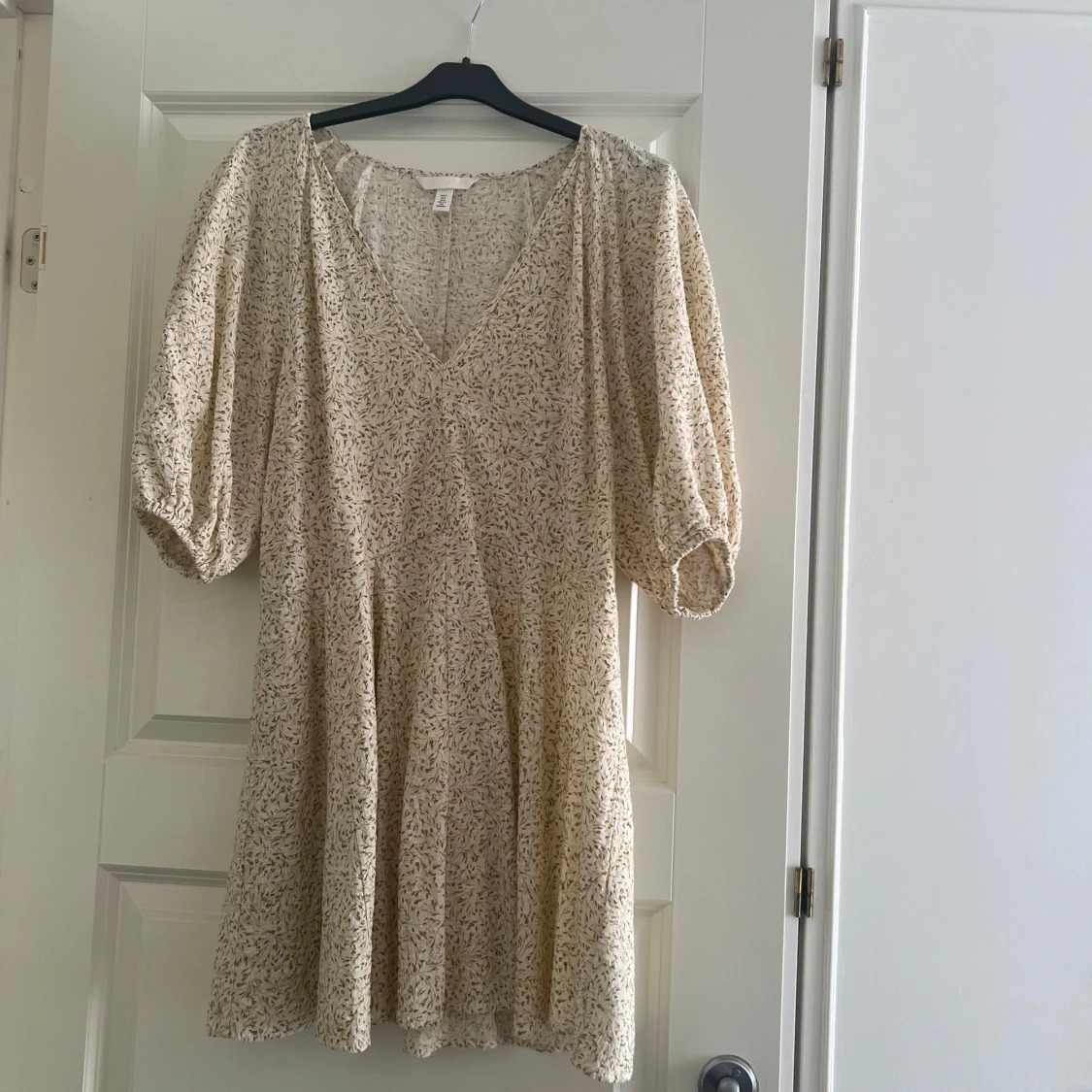 Beige blommig klänning från H&M - 1