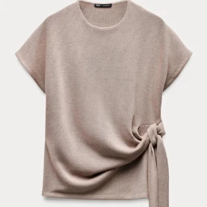 Beige topp - Super snygg och eftertraktad topp ifrån Zara! Aldrig använd😍😍