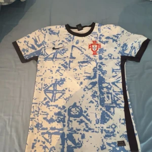 Portugal tröja - Säljer en stilig Portugal tröja som är perfekt inför den kommande sommaren. Skick: 10/10  Hör av er vid minsta fråga eller fundering. Pris kan dikuteras vid snabb affär