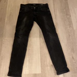 Replay anbass jeans - Snygga svarta jeans från Replay i modellen Anbass. Dom är super bra skick och säljer då de inte används . Storlek 31:32