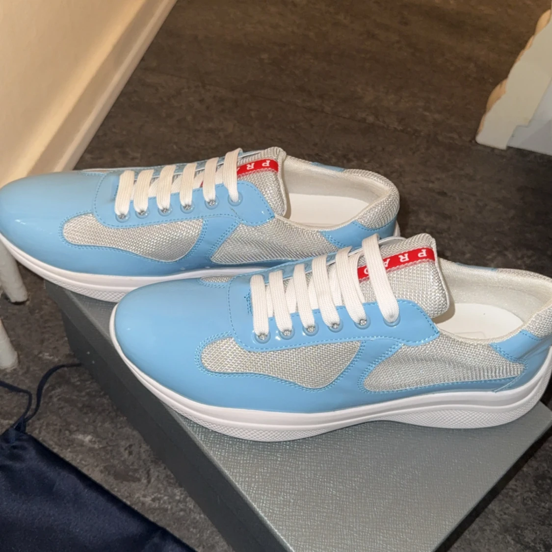 Blå och vita sneakers från Prada - 1