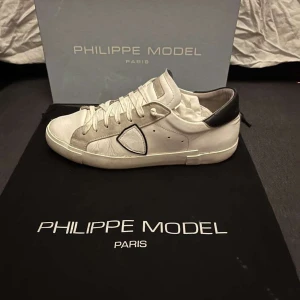 Phillipe Model skor - Säljer nu mina phillipe model skor eftersom jag har köpt andra och vill tömma garderoben. De är i rätt så bra skick och inga större defekter, endast några små fåtal. Box och dustbag följer med! Skriv vid minsta lilla fråga!🤗priset är inte hugget i sten!!