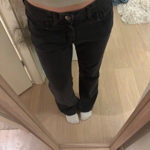 Svarta jeans från Riders by Lee - Snygga svarta jeans från Riders by Lee med klassisk femficksdesign och knappgylf. Perfekta för en avslappnad stil. De har en rak passform och är tillverkade i ett slitstarkt denimtyg.So cute Riders Lee black bootcut jeans🩷😌  #lowaist #lowwaist #lågmidjade #matalavyötärö #black #svart #musta #jeans #farkut #byxer #housut #trousers #pants #denim #stockholmstyle #style #cute #coquette #copenhagenstyle #lee #ridersbylee #bootcut