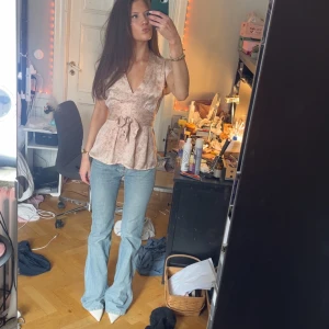 Rosa 100% siden blus rosett knyt - Rosa blus med knytning i ryggen 100% siden💕 dm för mer bilder osv ☺️