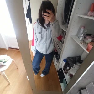 Grå D-yangjun studio hoodie med kedja - En grå hoodie med kedja med röda detaljer. Mycket varm och bekväm! Lappen står M men jag hade sagt att det passar S eller XS istället. 