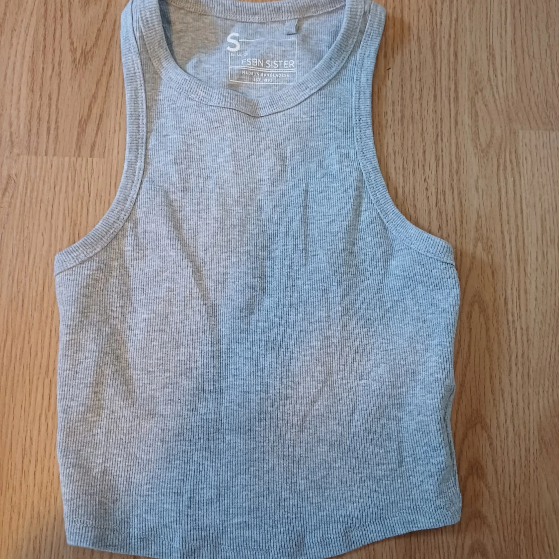 Grå ribbad linnetopp från FSBN Sister
