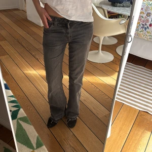 Grå jeans från H&M L.O.G.G. - Säljer ett par grå jeans från H&M L.O.G.G. i storlek S. De har en klassisk femficksdesign och en rak passform. Perfekta för en avslappnad stil. Slitna ner till