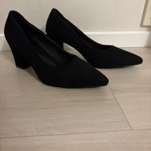 Svarta pumps med klack - Snygga svarta pumps med spetsig tå och klack. Perfekta för en elegant look. Tillverkade i syntetmaterial och passar bra till både vardag och fest. Är i storlek 40 och bara testade på köpta från shein.