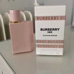 Burberry Her Elixir de Parfum - Säljer en elegant Burberry Her Elixir de Parfum i en stilren rosa flaska med guldiga detaljer. Flaskan rymmer 30 ml och kommer i sin originalförpackning. Perfekt för den som älskar en lyxig och sofistikerad doft. Helt ny, använd en gång då den inte var min doft. Pris 500, köpt för 1200 