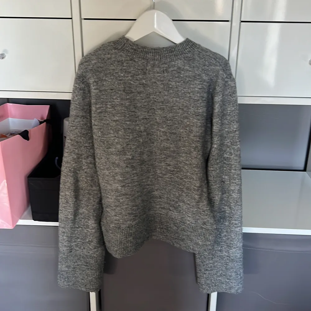Säljer denna fina stickade tröjan från H&M. Enkel att styla och knappt använd💗. Neuletakit & Villapaidat.